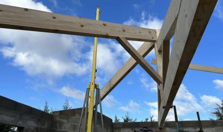 Taille et pose d'une extension en charpente traditionnelle avec pénétration dans l'ancienne toiture à Vaulx-Milieu